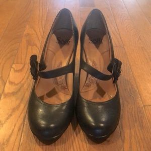 Sofft brand black leather Mary Jane pumps size 8M.